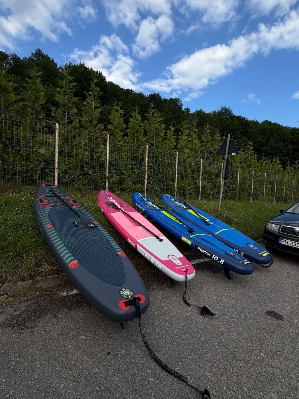Cele patru plăci SUP SUPventure aliniate, gata de închiriere