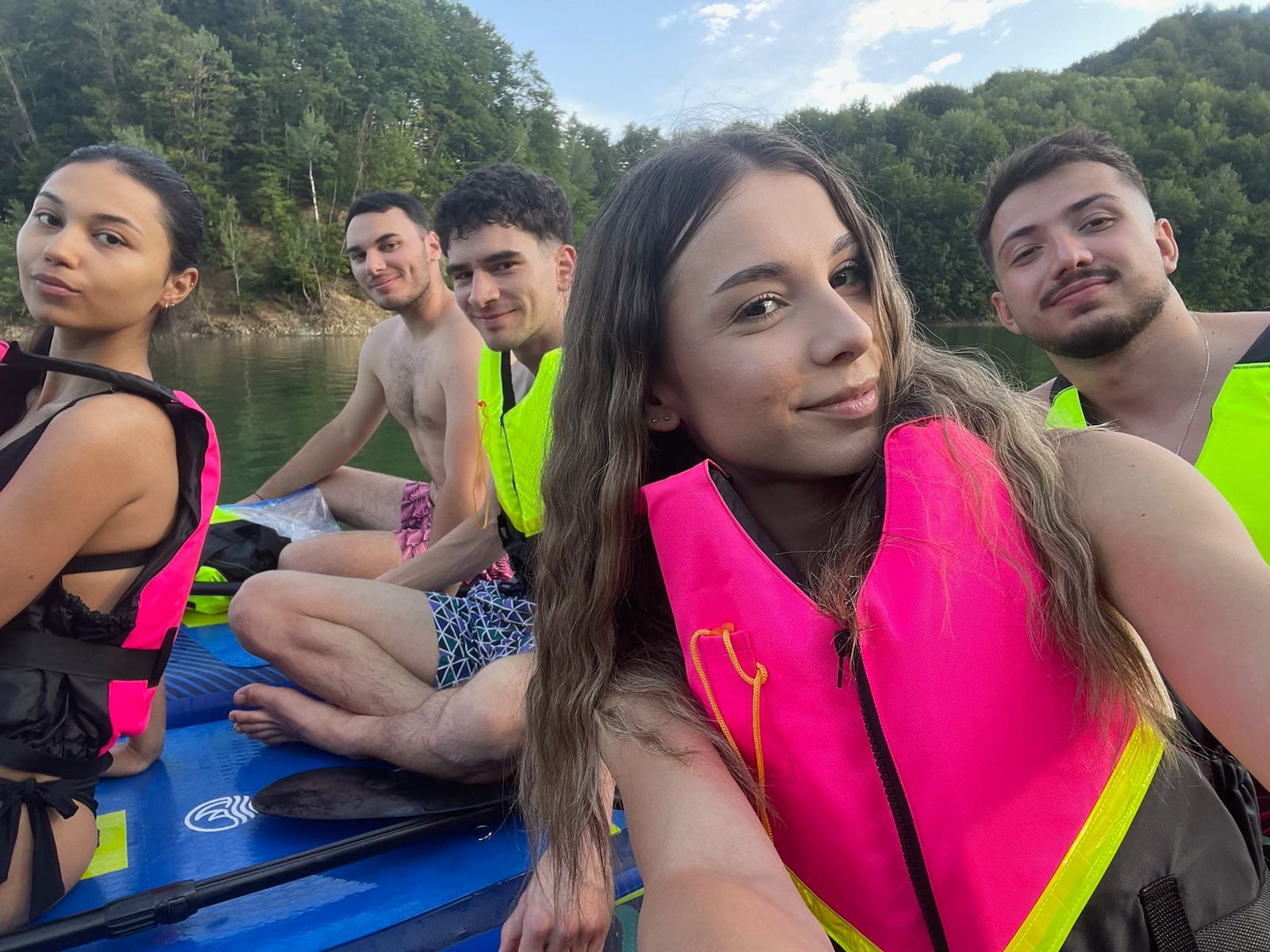 Grup de prieteni cu veste de salvare, pe plăci SUP pe Lacul Paltinu
